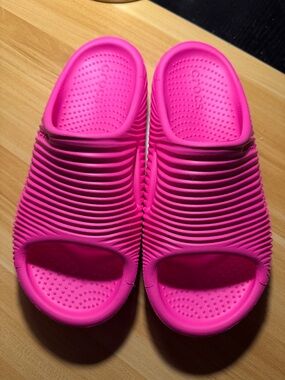 NWOB hot pink Crocs women’s slides